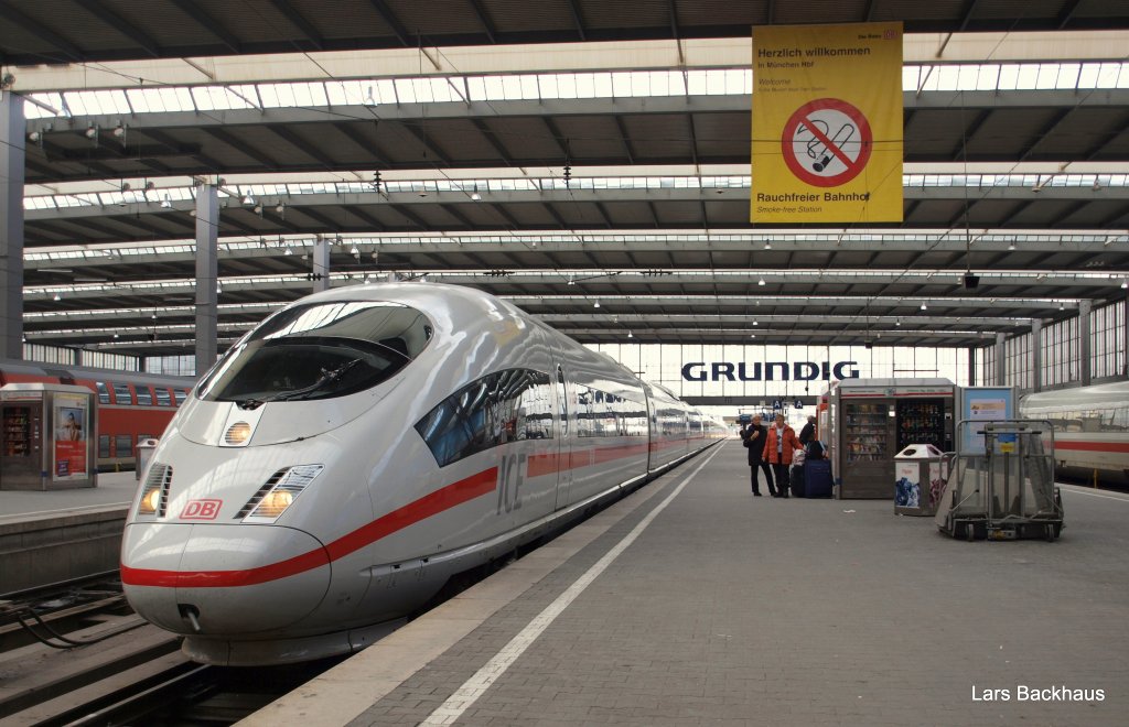 ICE 527 steht am 20.03.10 kurz nach der Ankunft aus Dortmund Hbf in Mnchen Hbf auf Gleis 23. und wird gleich die Reise nach Garmisch-Partenkirchen antreten.

