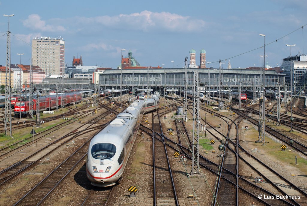 ICE 528 nach Dortmund bei der Ausfahrt aus M�nchen Hbf am 05.05.13. Aufgenommen von der Hackerbr�cke.