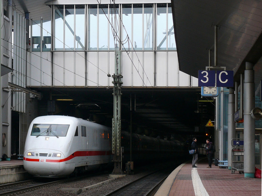 ICE 599 Berlin-Ostbahnhof - M�nchen Hbf. bei Einfahrt in Kassel-Wilhelmsh�he, 14.02.2011