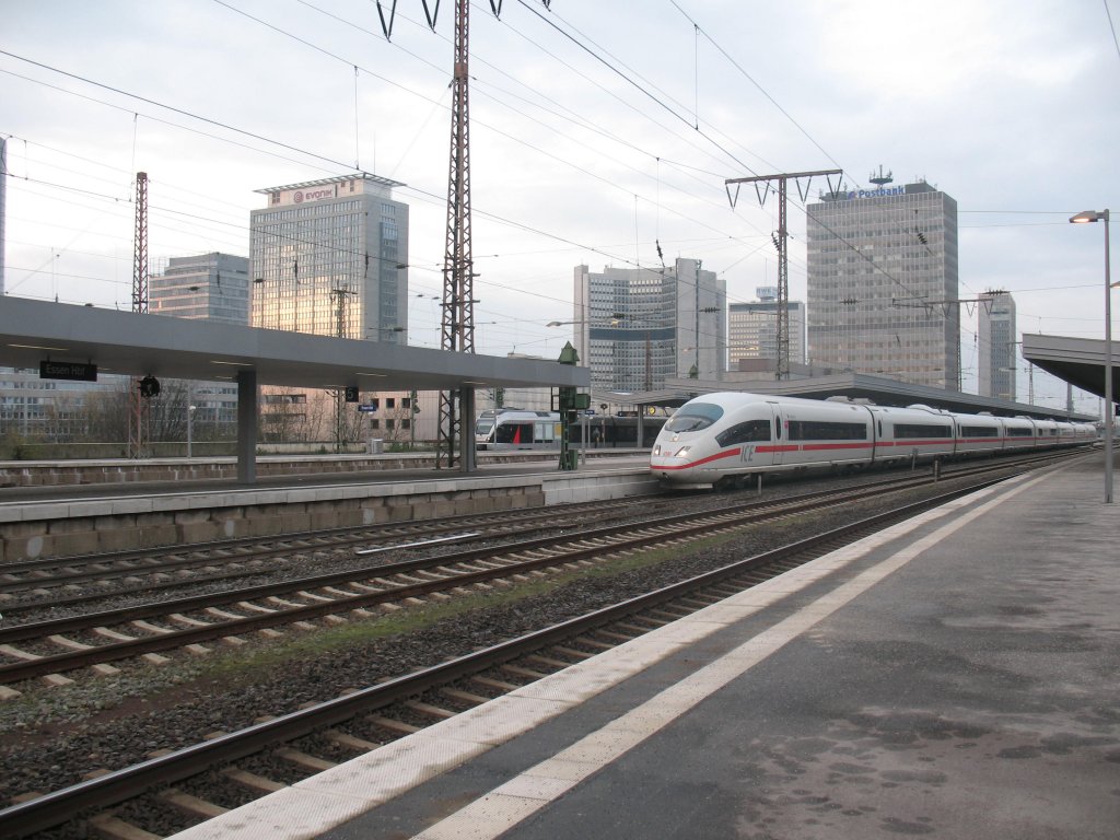 ICE 616 von Mnchen nach Dortmund bei der Ausfahrt aus Essen Hbf. 27.11.10