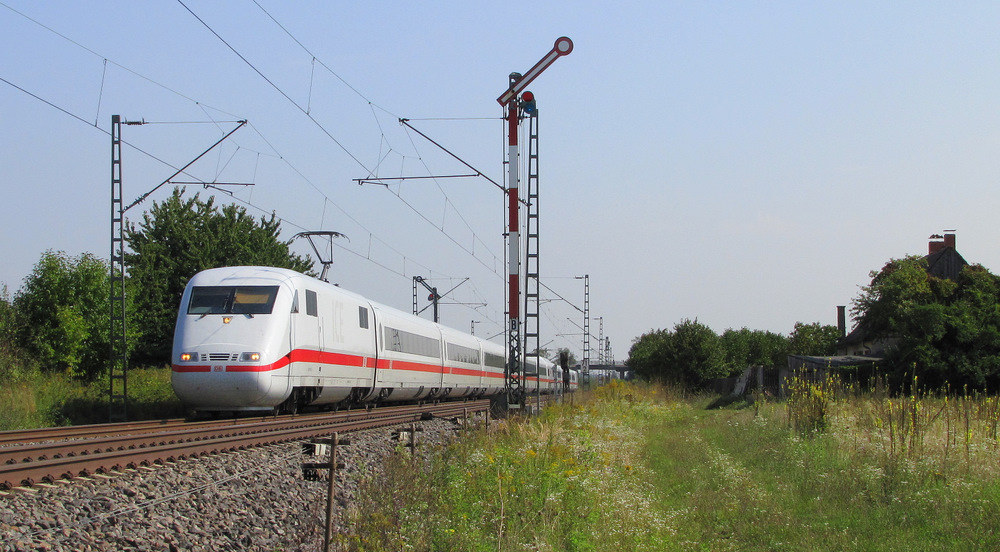 ICE 71 kommt mir hier kurz vor Durmersheim vor die Linse gefahren. Es geht f�r den ICE weiter nach Basel SBB. 24.04.2011