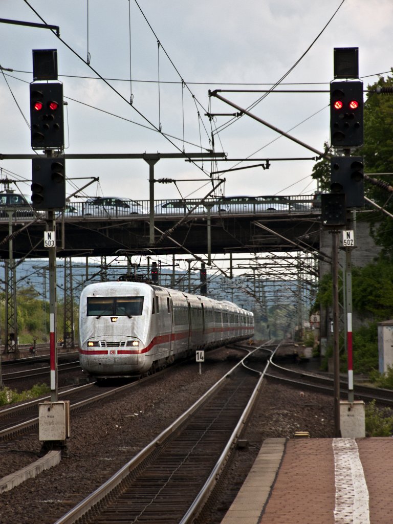 ICE 72 von Zrich HB nach Hamburg Altona, am 04.05.2011 bei der Einfahrt in den Bahnhof Kassel Wilhelmshhe.