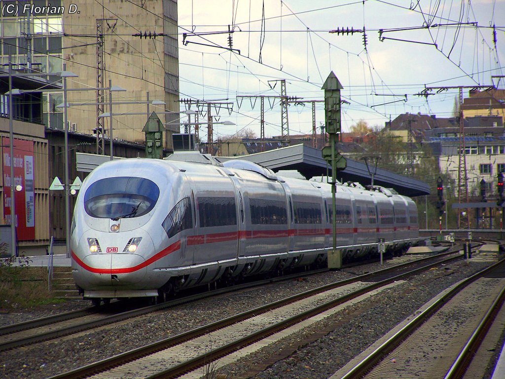 ICE 729 verlsst Essen Hbf in Richtung Mnchen Hbf am 10. April 2010.