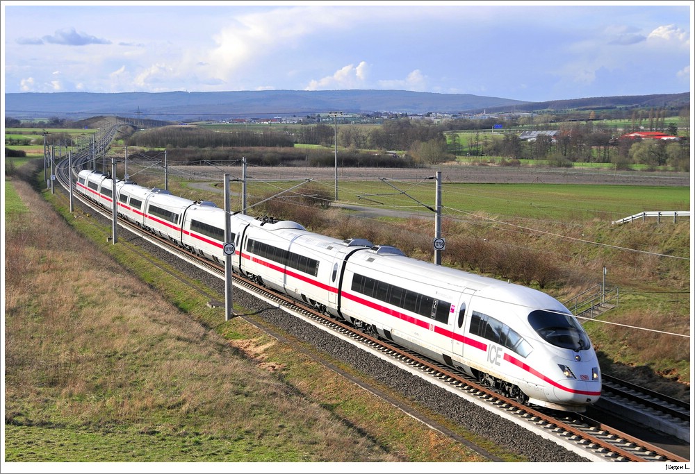 ICE 817 auf der Schnellfahrstrecke K�ln-Rhein/Main. Hier in der N�he des Ortes Weilbach beim Flughafen Frankfurt; 01.04.2010.