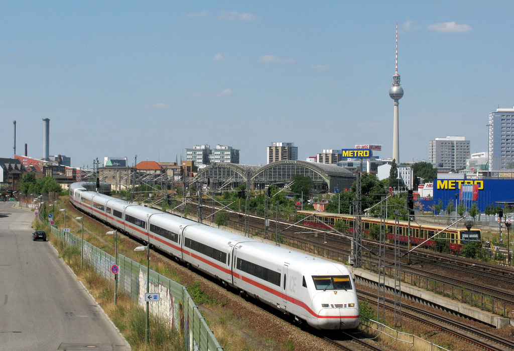 ICE 845 und 855 aus Kln/Bonn Flughafen und Trier verlassen den Berliner Ostbahnhof in Richtung BW Rummelsburg. Gre an unseren Schwerarbeiter Hannes, der diesen Zug bestimmt auch sah ;-)!!