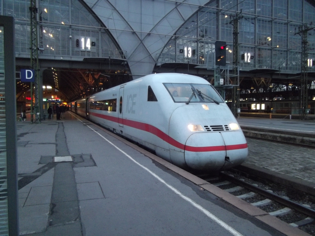 ICE 892  Magdeburg  wird in wenigen Minuten nach Kiel Hbf fahren.Aufgenommen am 15.12.2011 in Leipzig