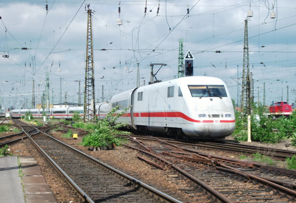 ICE 892 nach Hamburg verlsst am 12.Mai 2012 den Leipziger Hbf und schlngelt sich Richtung Messe. Rechts daneben steht 112 708 abgestellt.