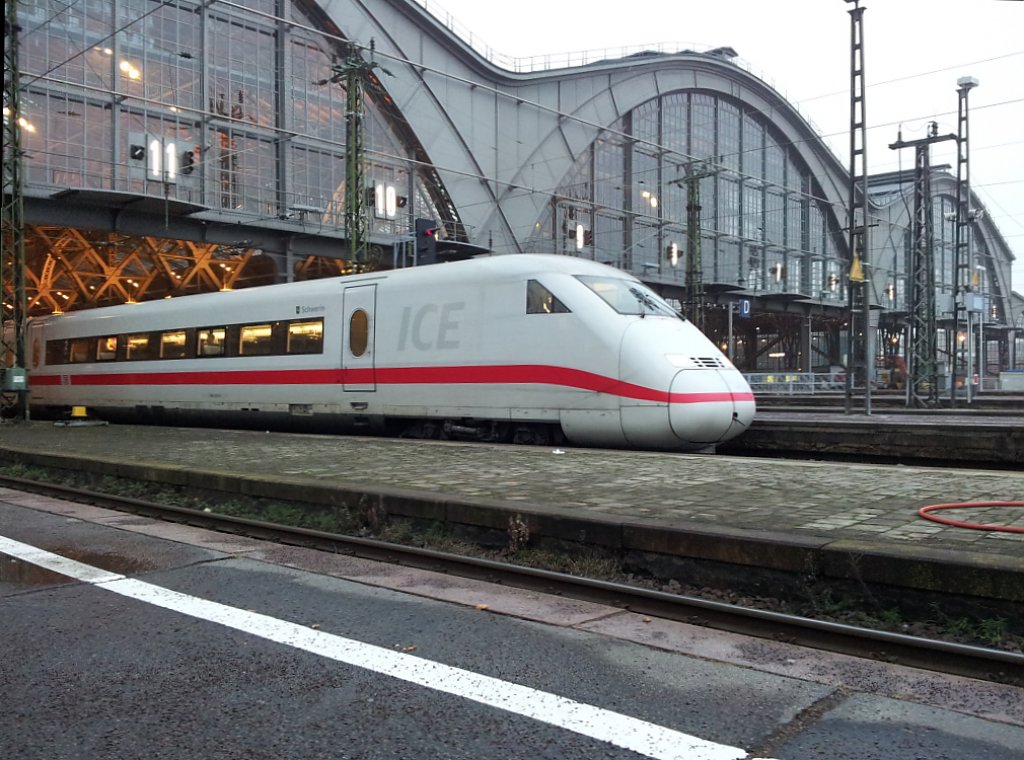 ICE 892  Schwerin  von Leipzig Hbf nach Kiel Hbf.Eigentlich msste hier ein ICE 1 stehen aber glcklicherweise steht nach langem mal wieder ein ICE 2 im Leipziger Hbf.Aufgenommen am 19.12.2012 in Leipzig Hbf