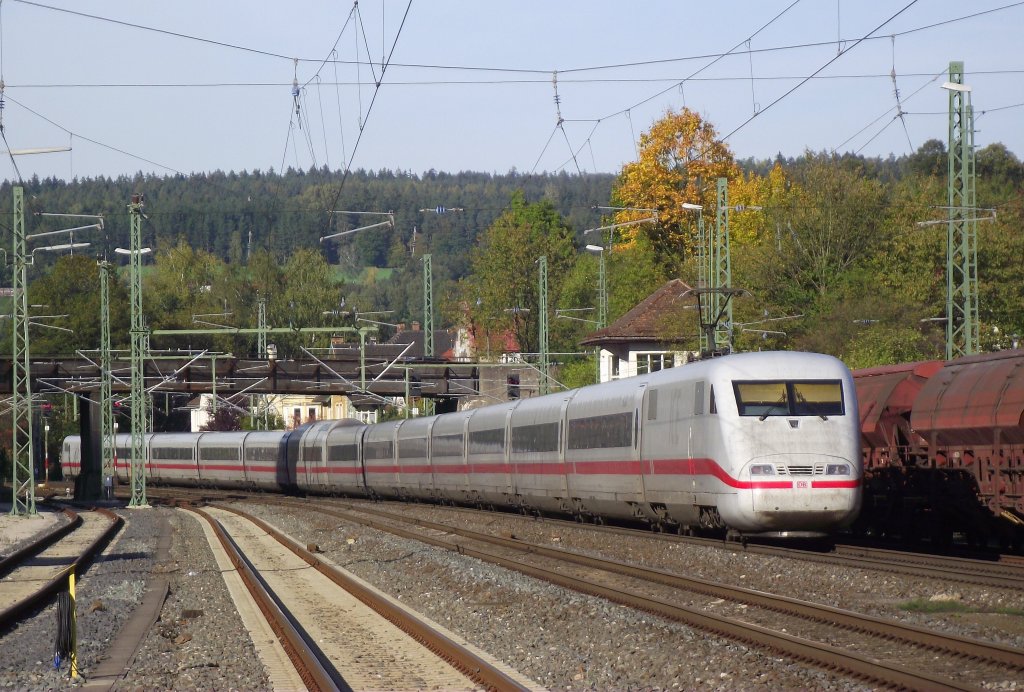 ICE 906 nach Berlin durchfhrt am 14. Oktober 2011 den Kronacher Bahnhof.