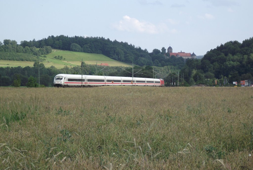 ICE 914 nach Berlin-Gesundbrunnen ist am 7. Juli 2011 auf der Frankenwaldbahn bei Kronach unterwegs.