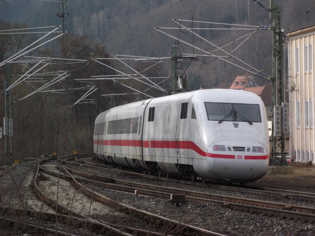 ICE 915 nach Mnchen Hbf hat am 10. Mrz 2011 vor kurzem den Kronacher Bahnhof ber Gleis 3 durchfahren.