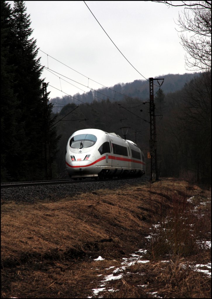 ICE 925, Dortmund Hbf - Mnchen Hbf, strmt die Spessartrampe hinauf nach Heigenbrcken. (14.03.2010)