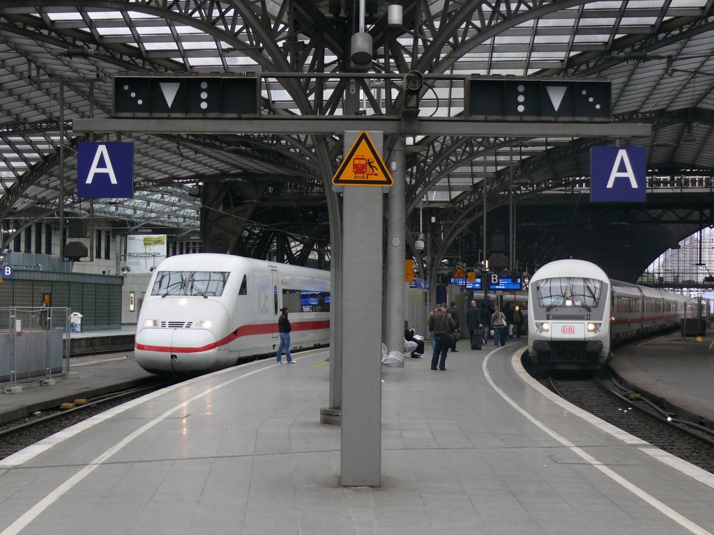 ICE 947 links nach Berlin Ostbhf. und links der EC 114 nach Dortmund beim hlat im K�lner Hbf. 31.5.10