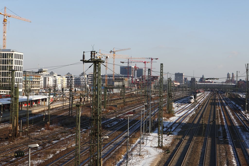 ICE im Abstellgleis vor dem Hauptbahnhof Mnchen. Links die Neubauten, die jeder sehen wird, der in den Mpnchenenr Hauptbahnhof ein fhrt.