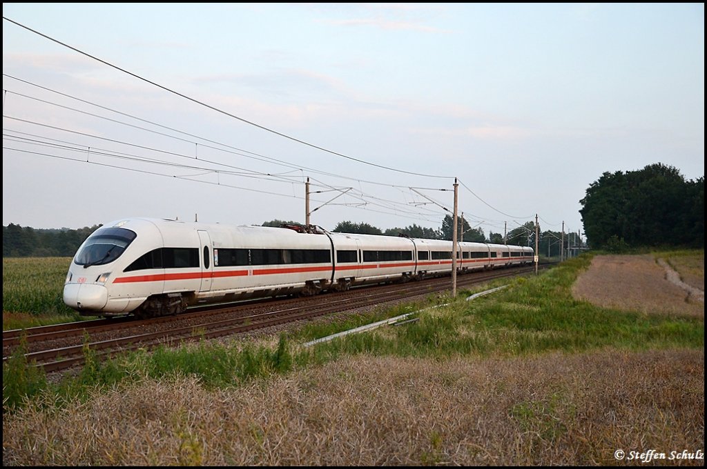 ICE aus M�nchen nach Warnem�nde. Leider verschwand das Licht ein paar Minuten vorher. Trotzdem musste die Szene festgehalten werden, denn nur Aufgrund eines Erdrutsches zwischen Kavelstorf und Rostock, wurde der Verkehr �ber G�strow und Schwaan umgeleitet. Bedeutet es war eine einmalige Szene am Abend des 01.08.2011 in Benitz.