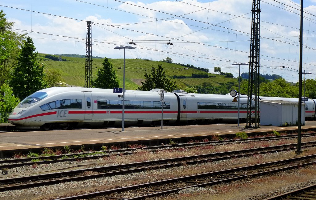 ICE von Basel kommend, durchfhrt den Bahnhof Mllheim/Baden, Mai 2013