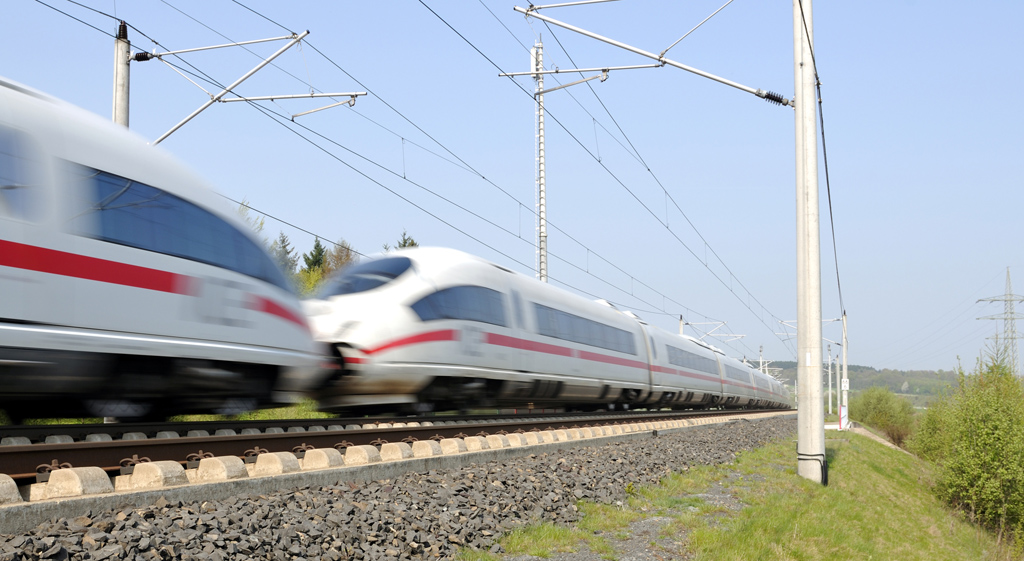 ICE bei Dierdorf, Strecke K�ln-Frankfurt. Der war zu schnell um was zu erkennen, war aber so beabsichtigt.