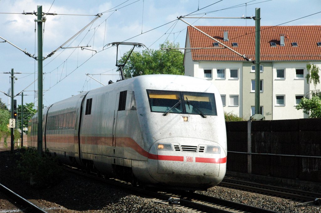 ICE bei der Durchfahrt durch den Bahnhof Nrnberg-Gleihammer, am 23.05.2010.