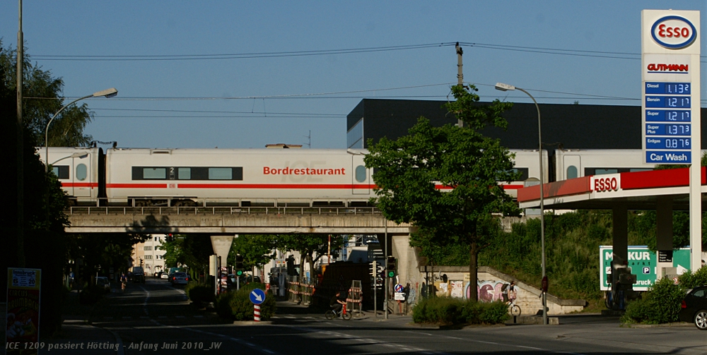 ICE betritt Htting und fhrt nach HBf durch. Hier, beim Gutmann, durchbricht der Frstenweg den Bahndamm der Mittenwaldbahn in der Httinger Au. Anfang Juni 2010 kHds