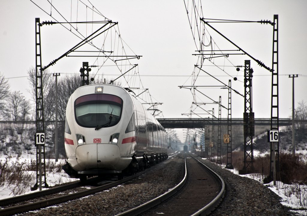 ICE von Dortmund nach Wien am 21.12.10 kurz vor Plattling.