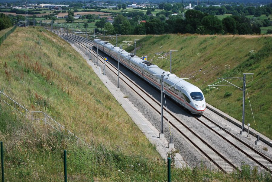 ICE Frankfurt-Brssel fhrt am 18. 06. 2009 ber die neue belgische Hochgeschwindigkeitsstrecke LGV 3 auf der Hhe von Baelen (Heggen) 