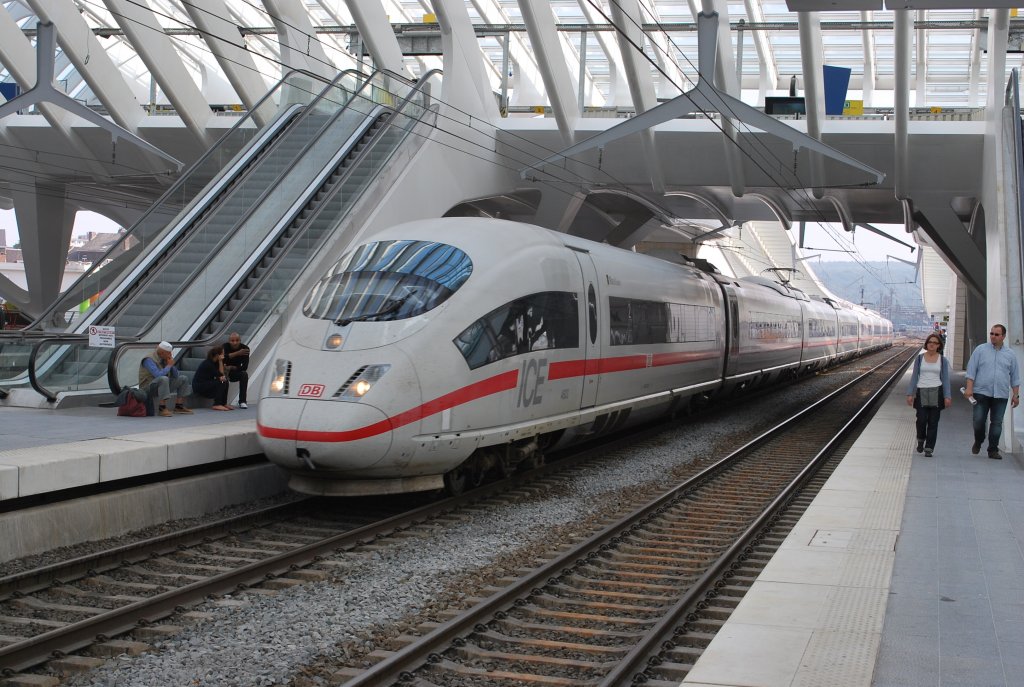 ICE Frankfurt-Brssel im Ltticher Bahnhof, zwei Tage nach der ffentlichen Einweihung (20.09.09)