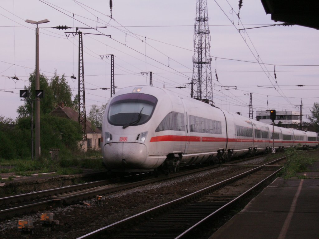 ICE von Frankfurt nach Dresden fhrt am 29.04.2010 durch den den Bahnhof Grokorbeta.
