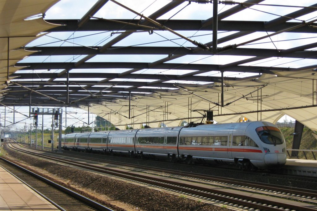 ICE-Halt Leipzig/Halle Flughafen. Heute noch eine Seltenheit. 
18.09.2010
(c) by Vico Schulze
