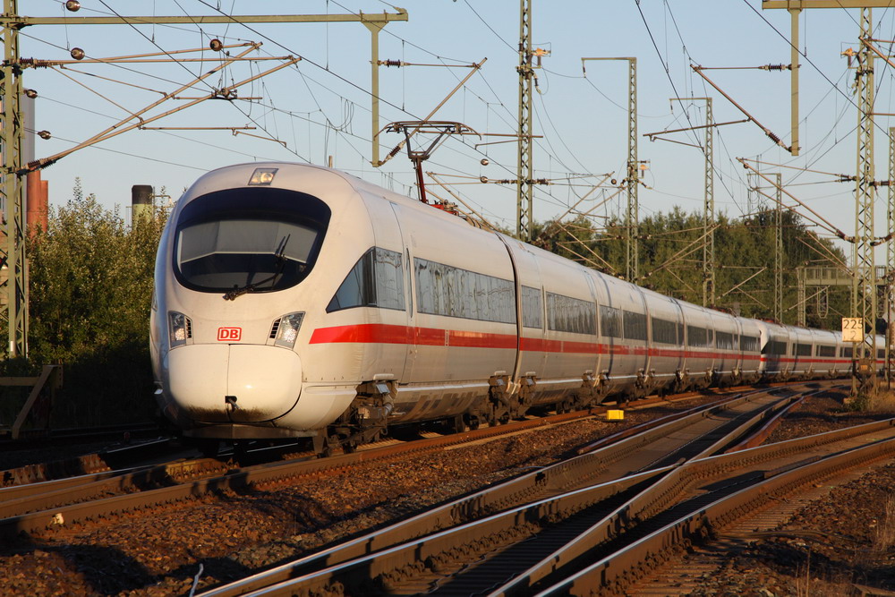 ICE von Hamburg nach Berlin fhrt hier durch den Bahnhof Boizenburg. 06.09.2010