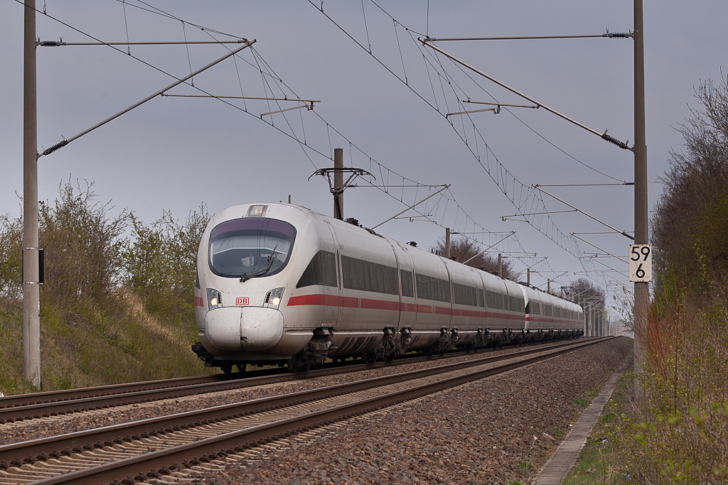 ICE Heidelberg (415 004) rollt am 15.04.2012 mit 411 074 im Schlepp nach Leipzig (bei Bornitz)