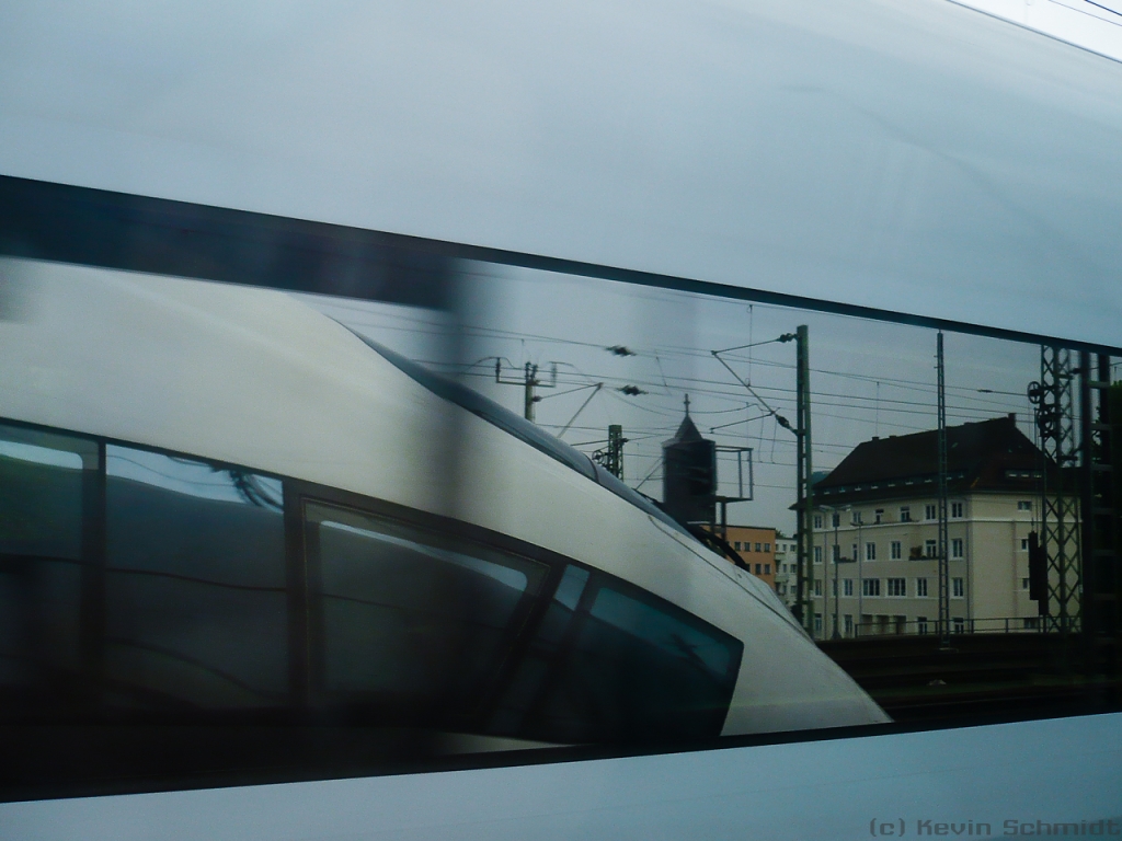  ICE meets ICE  - Mein [ehemals] 1000. Bahnbild hat einen eher künsterischen Charakter. Auf der Fahrt mit dem ICE 724 konnte ich bei der Durchfahrt durch Frankfurt (Main) Süd die Begegnung mit einem anderen ICE auf diese Weise festhalten. (08.05.2010)