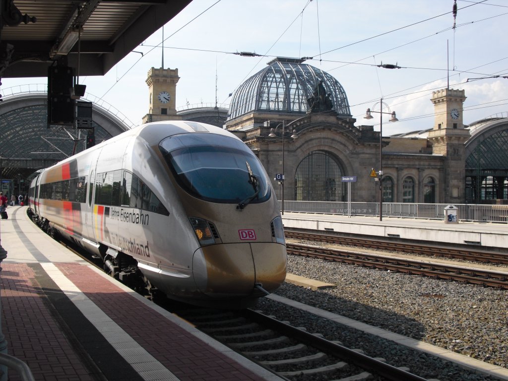 ICE mit der Aufschrift 175 Jahre Eisenbahn in Deutschland, stand am 06.06.10 im Hbf Dresden.