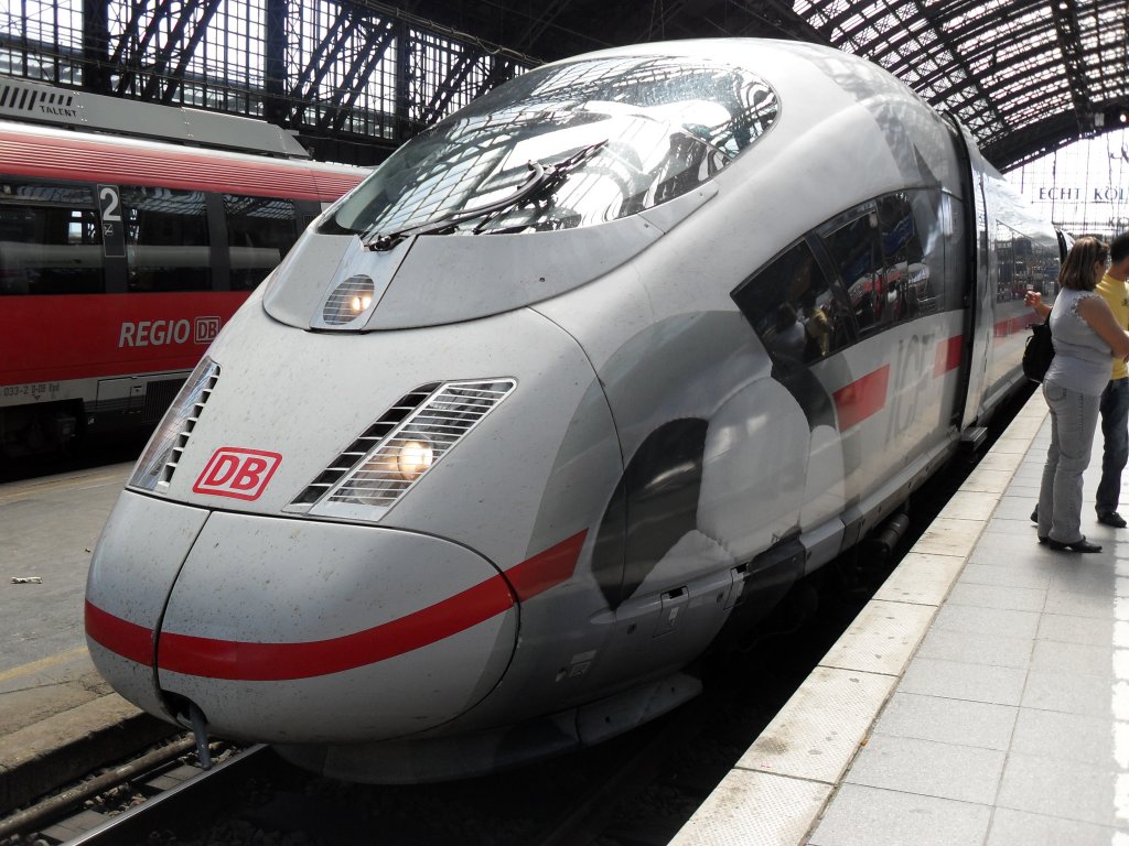 ICE mit Fu�ball Werbung im K�lner Hbf am 4.6.10