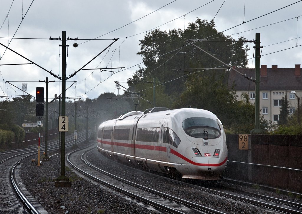 ICE nach Mnchen Hbf bei strmendem Regen am 30.08.2010 kurz nach Nrnberg Gleihammer.
