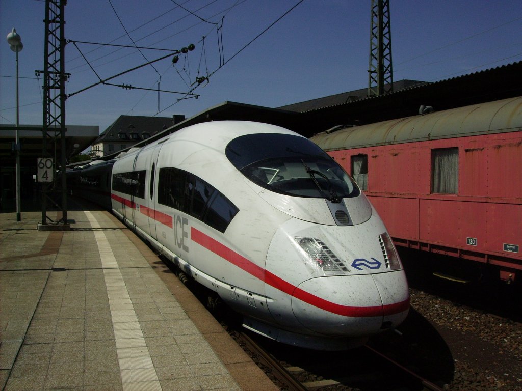 ICE der NS am 02.08.2011 auf dem Gleis 1 des Karlsruher Hauptbhanhofes, nach seiner Ankunft aus Amsterdam. Der linke Scheinwerfer ist mit Klebeband repariert!!!