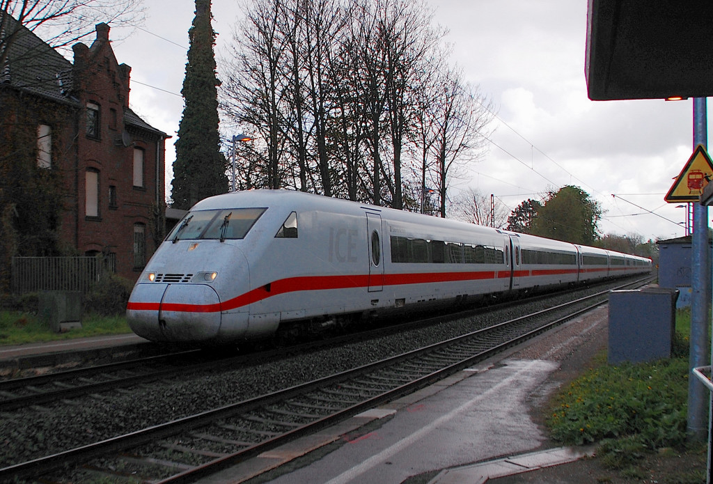 ICE Saarbrcken bei der Durchfahrt in Jchen.....am Sonntag den 22.4.2012