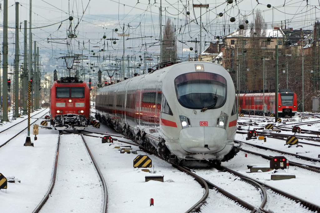 ICE-T und 185 004-9 auf dem Mainzer Gleisvorfeld 17.12.2010