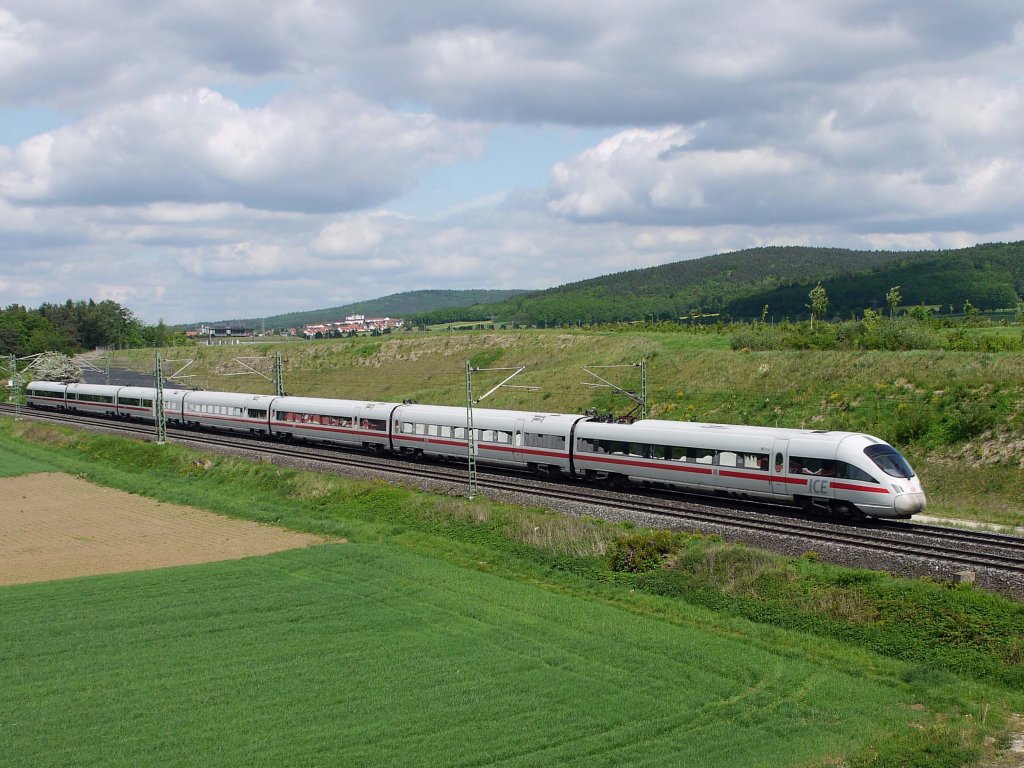 ICE-T 411 007, der seit 14.06.2003 auf den Namen PIRNA h�rt, als ICE 1206 M�nchen - Berlin im Oberen Maintal kurz vor Lichtenfels; 12.05.2012
