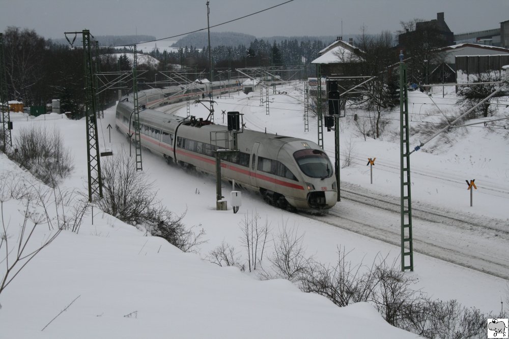 ICE-T 411 1104  Erfurt  (vorne) und 411 1160  Markt Holzkirchen  (hinten) erreichen bei winterlichen Wetter am 14. Februar 2010 den Scheidelpunkt der Frankenwaldbahn (KBS 840) in Steinbach am Wald.