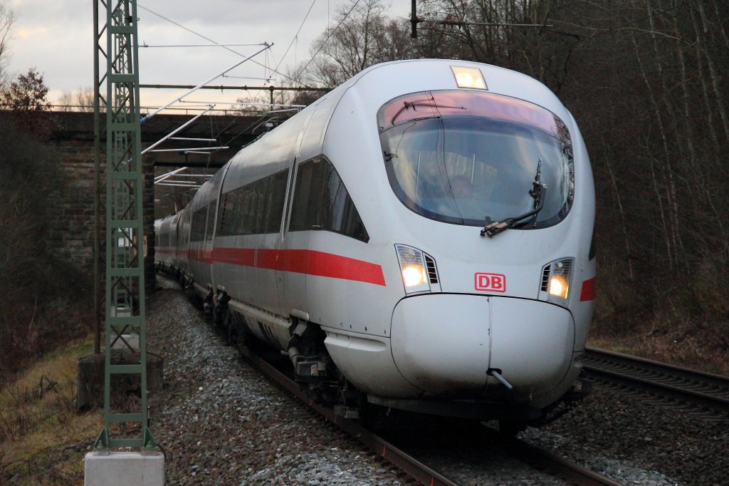 ICE T bei der Durchfahrt des Bahnhof Michelau am 04.01.2012.