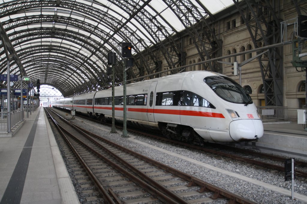 ICE-T ``Dresden`` wartet am 13.4.2011 in Dresden HBF auf die Ausfahrt nach Frankfurt am Main. 