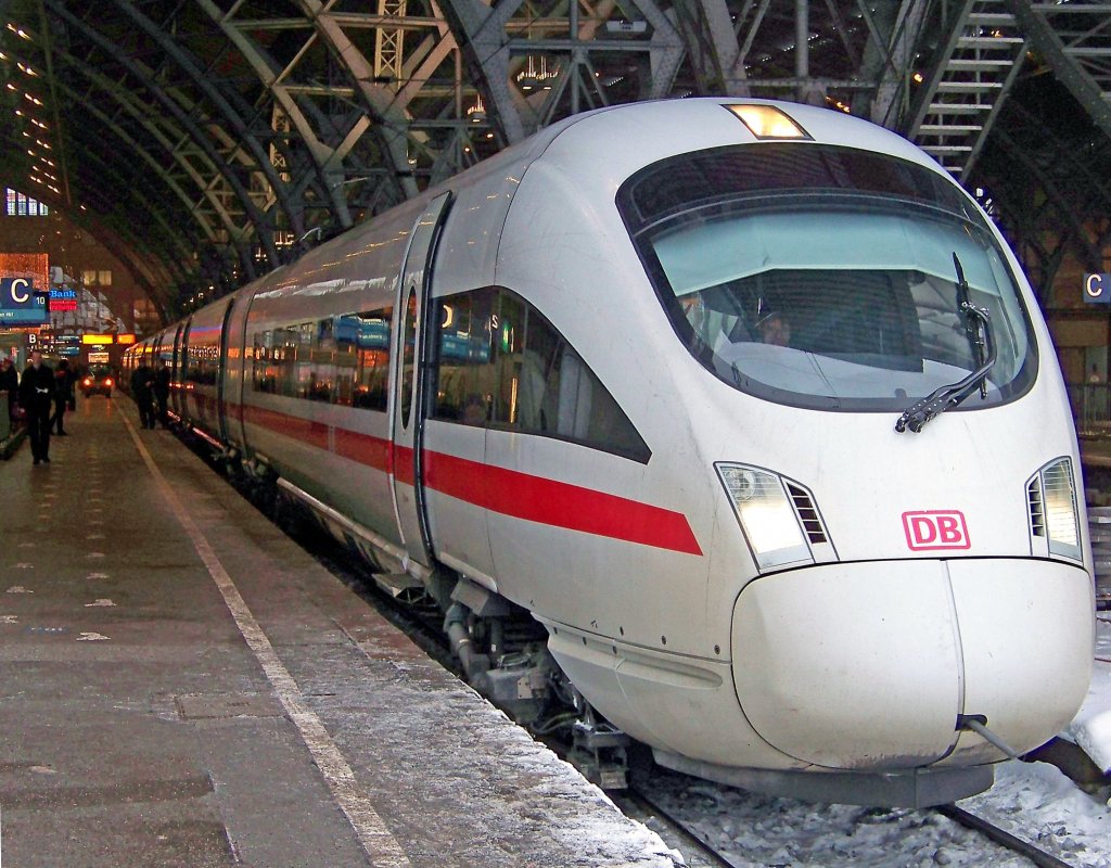 ICE-T-Garnitur der Linie Mnchen - Leipzig - Berlin in Leipzig Hbf, 7.12.010.