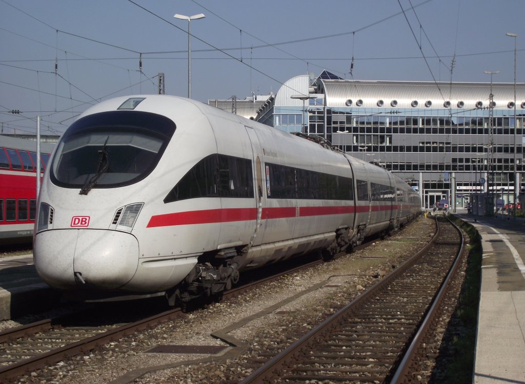 ICE-T  Plauen/Vogtl  steht am 17. August 2011 als Mess-ICE 91515 im M�nchener Hbf. Man beachte die abgeklebten T�rfenster!