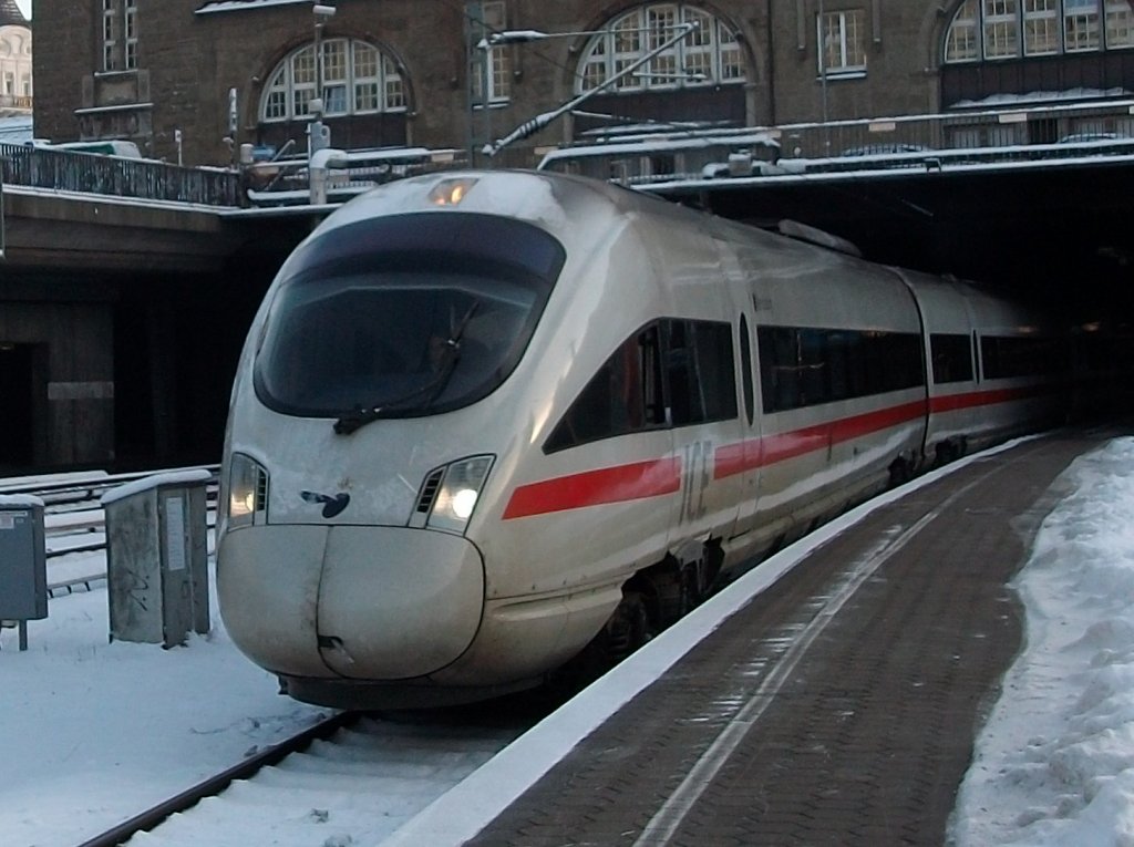 ICE-TD 605 020 am 18.Dezember 2010 bei der Ausfahrt aus Hamburg Hbf.