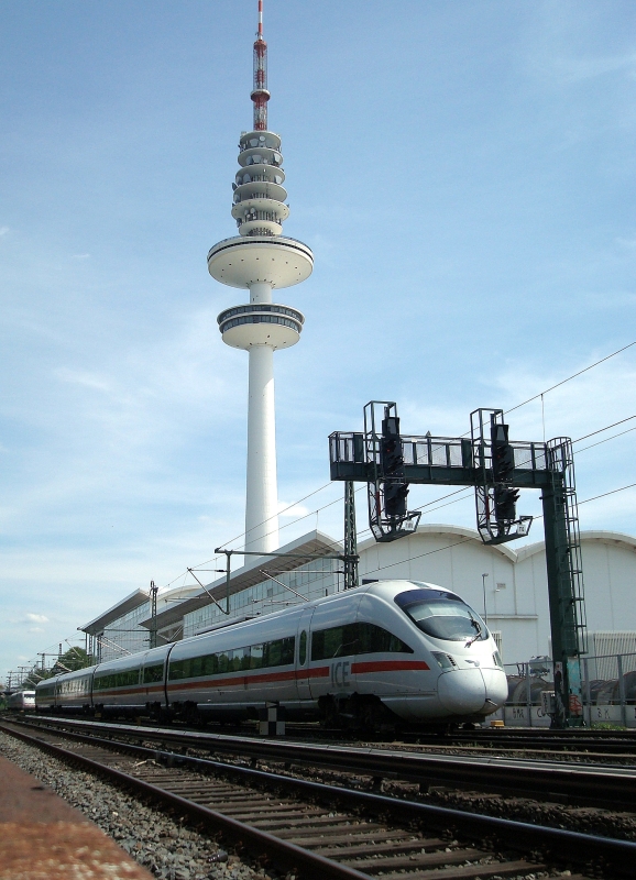 ICE-TD aus Berlin auf der Fahrt in Richtung Aarhus/Dnemark in Hhe Hamburg Sternschanze. 29.5.2010