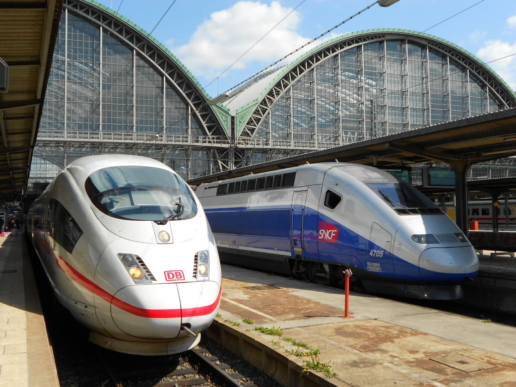ICE und TGV vor der Abfahrt aus Frankfurt/Main Hbf. am 08.04.2012.