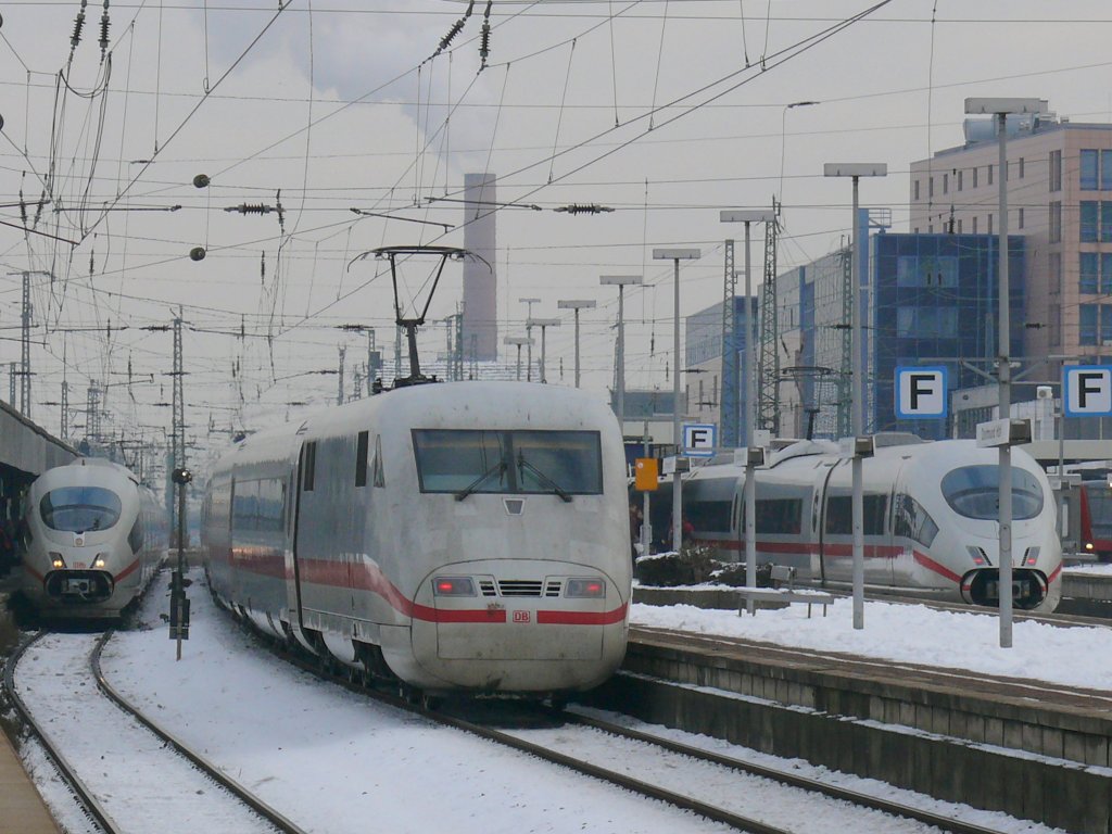 ICE Treff Dortmund Hbf.,links Gleis 11 der ICE3 Ersatzzug nach Mnchen,
mitte Gleis 10 der ICE1 als ICE 1026 nach Kiel, rechts Gleis 8 der ICE3 als ICE 612 aus Mnchen. (06.01.21010)