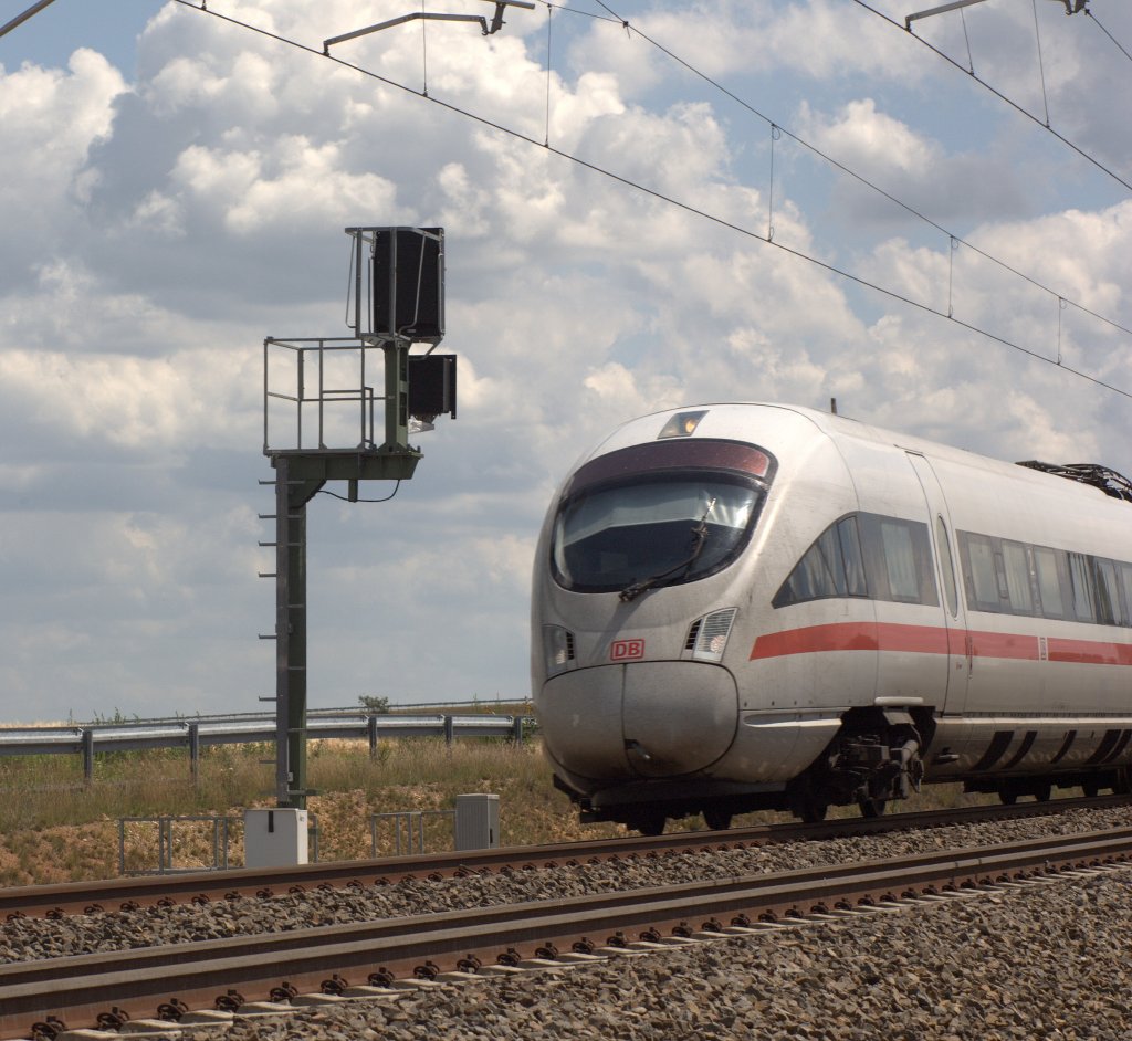 ICE trifft auf Vorsignalwiederholer, welche vor den KS - Signalen an der Einmündung der Neubaustrecke Böhla-Nünchritz Richtung Riesa stehen.
Da der ICE mit hoher Geschwindigkeit vorbeisaust wird das Signalbild wohl Ks1 zeigen , am 23.06.12 gegen  12:29 Uhr, allderdings mit einem Tamron-Tele-Makro aufgenommen. Geoposition ist nicht ganz exakt anzugeben.