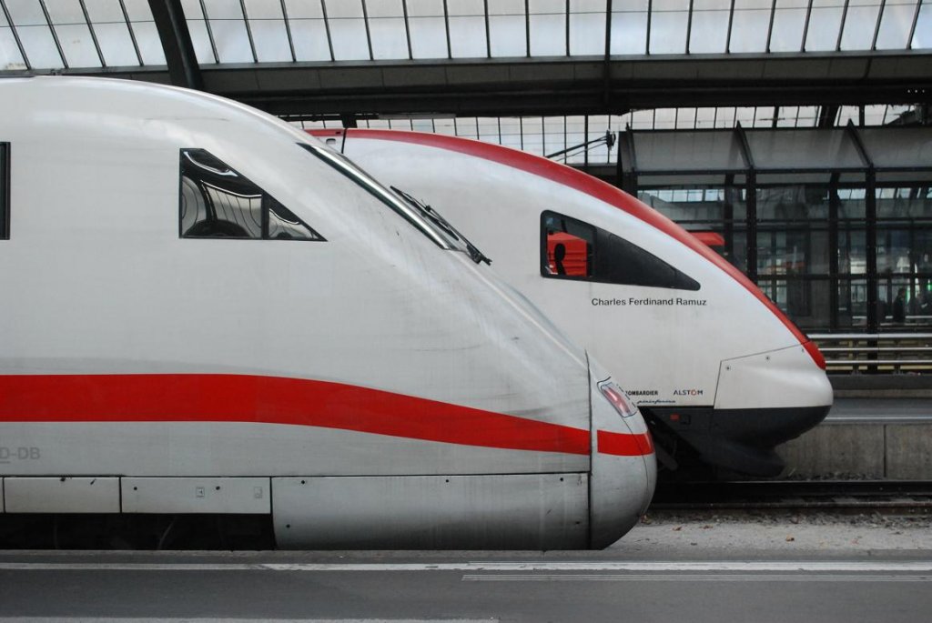 ICE versus ICN: Man knnte meinen, die beiden wollten sich gleich ein Wettrennen liefern. Hinten der ICN der SBB RABDe 500 023-7 und im Vordergrund der ICE1 der DBAG 401 575-6 am 17.11.09 im Hauptbahnhof Zrich.