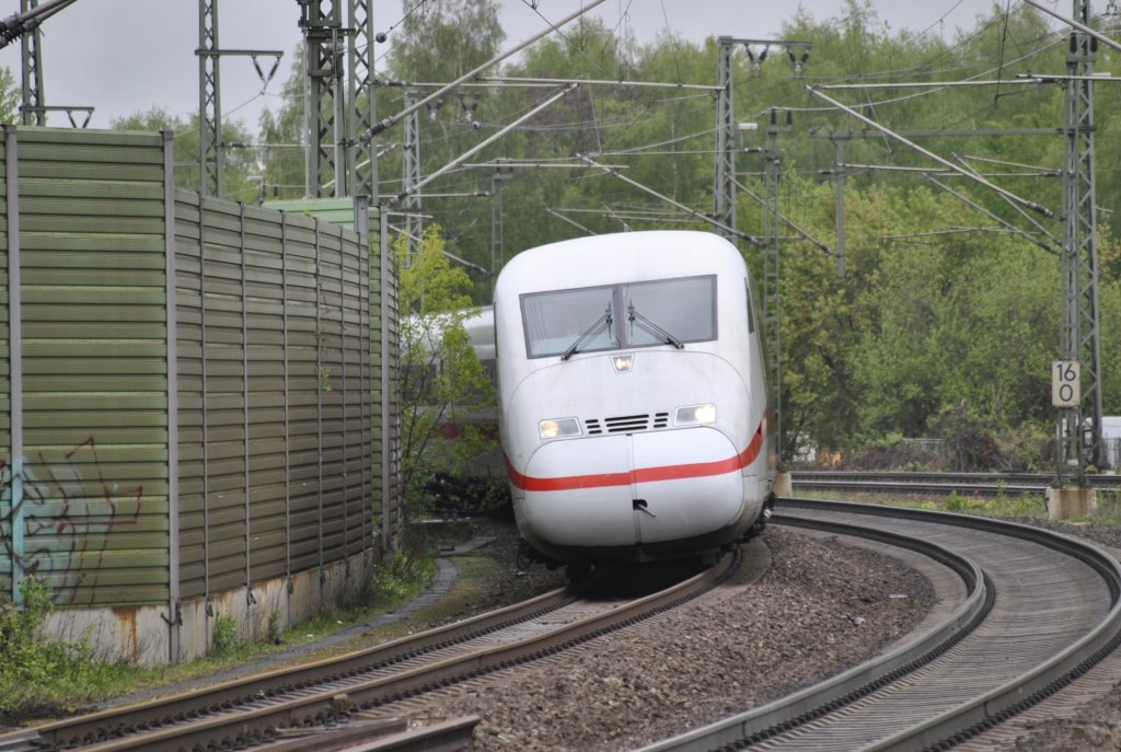 ICE-Zug 2 Steuerwagen, fhrt am 07.05.2010 in Lehrte ein.